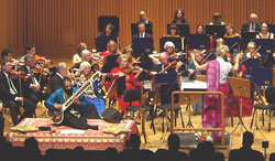 Arosorkestsern under ledning av Helen Grönberg vid konsert den 1 maj 2006 i Västerås Konserthus. Solist: Harvinder Singh på sitar.