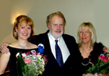Konsertmästare Christer Norrman omgiven av (till vänster) Eva Magnusson, sångsolist och Helen Grönberg, ledare och dirigent Arosorkestern i Västerås.
