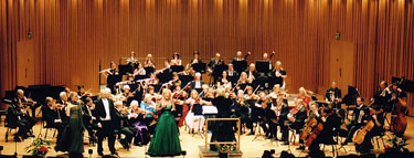 Arosorkestern vid konsert den 13 november 2006. Solister (från vänster): Eva Magnusson, Jonas Grönberg och Karin Pagmar. Dirigent: Helen Grönberg. Konsertmästare: Christer Norrman.