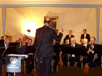 Mats Janhagen dirigerar Militärmusiksamfundets musikkår vid jubileumskonsert den 19 mars 2006 på Piperksa Muren i Stockholm.
