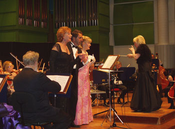 Sångsolister och dirigent, från vänster: Karin Pagmar, Peter Tornborg, Eva Magnusson och Helen Grönberg. Längst till vänster: Konsertmästare Christer Norrman.