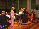 Eva Magnusson sångsolist och Helen Grönberg dirigent vid konsert med Arosorkestern hos Sveriges Radio, Studio 2 den 22 april 2007.