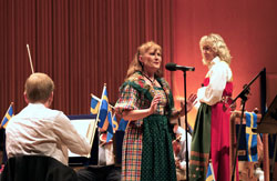 Eva Magnusson, sopran och Helen Grönberg, dirigent vid Nationaldagskonsert i Västerås Konserthus den 6 juni 2010.