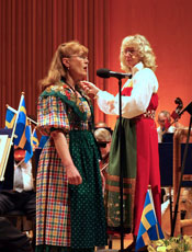 Eva Magnusson, sopran och Helen Grönberg, dirigent vid Nationaldagskonsert i Västerås Konserthus den 6 juni 2010.