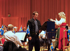 Peter Tornborg, tenor och Helen Grönberg, dirigent vid Nationaldagskonsert i Västerås Konserthus den 6 juni 2010.