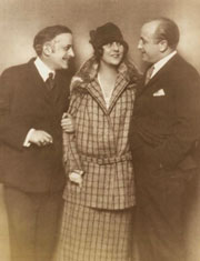 Frn vnster: Bruno Granichstaedten, Betty Fischer och Ernst Marischka efter urpremiren p Der Orlow den 3 april 1925 p Theater an der Wien i Wien.