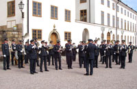 Karlbergs FBU-musikkr vid Karlbergs Slott i april 2004.